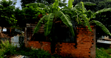 Terreno de esquina 360m² com edificação não habitada, sem projeto