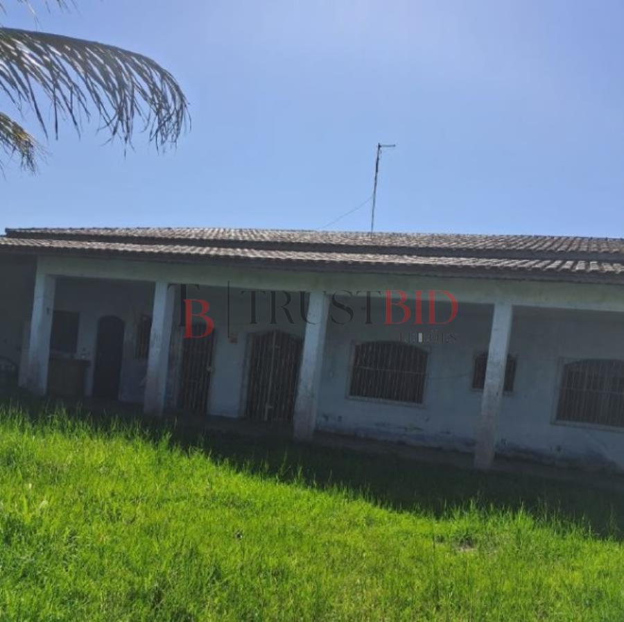 Casa com 8 vagas de garagem em terreno de esquina