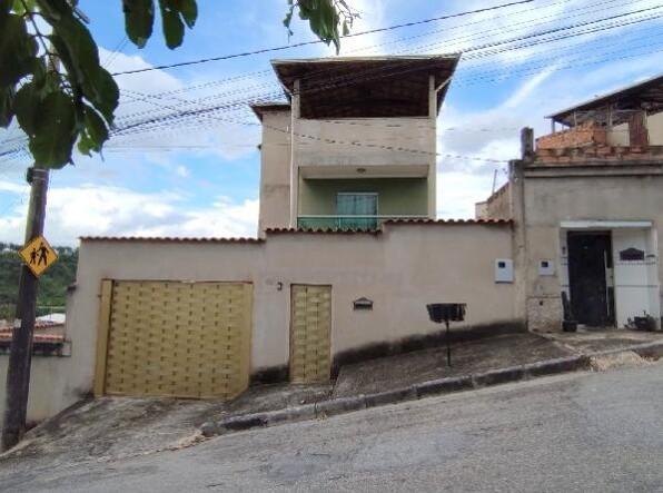 Casa com 3 quartos, 2 banheiros e 250m² área privativa