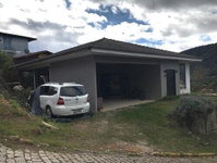 Casa Ocupada em Teresópolis com Área Gourmet e Garagem