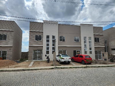 Casa com 2 quartos, 2 banheiros e 1 vaga