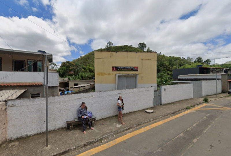 Imóvel Comercial em Juiz de Fora com Igreja e Baixo Padrão