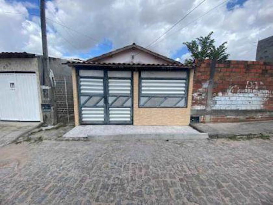 Casa padrão com 2 quartos, 1 banheiro, sala e varanda, ocupada