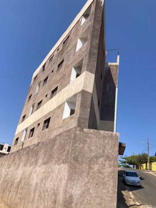 Prédio com 11 Apartamentos em Construção Inacabada -