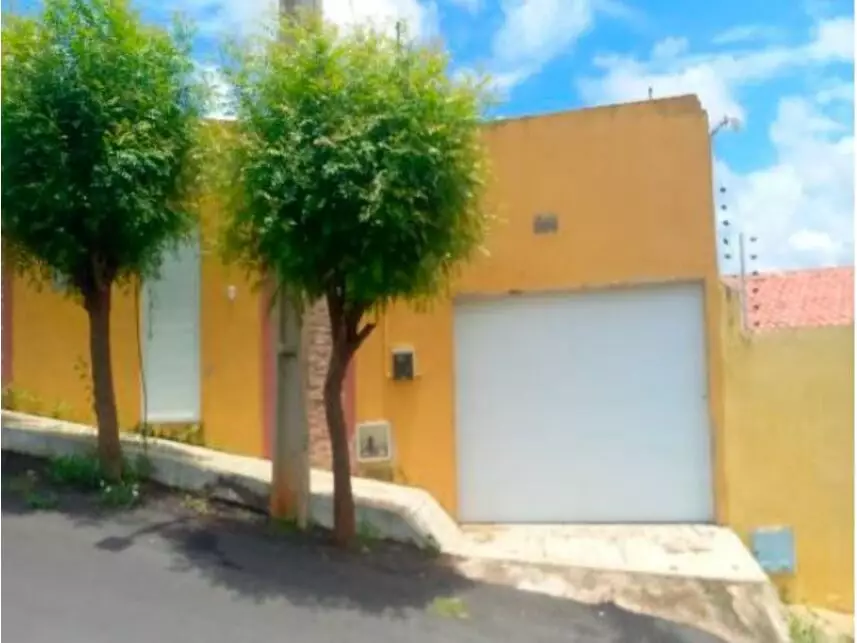 Casa com 301,60m² de terreno e 168,79m² construída, ocupada