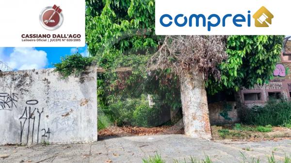 Imóvel residencial com 5 lotes e 732,66m² de área coberta
