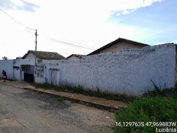 Casa com 2 quartos, 1 banheiro, varanda e 1 vaga de garagem