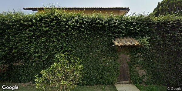 Casa de Madeira com 2 Pavimentos e Ampla Área