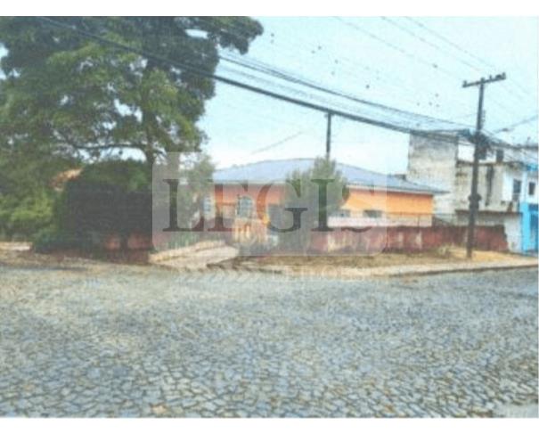 Residência com 217,79m² de área construída em terreno de 487,80m²