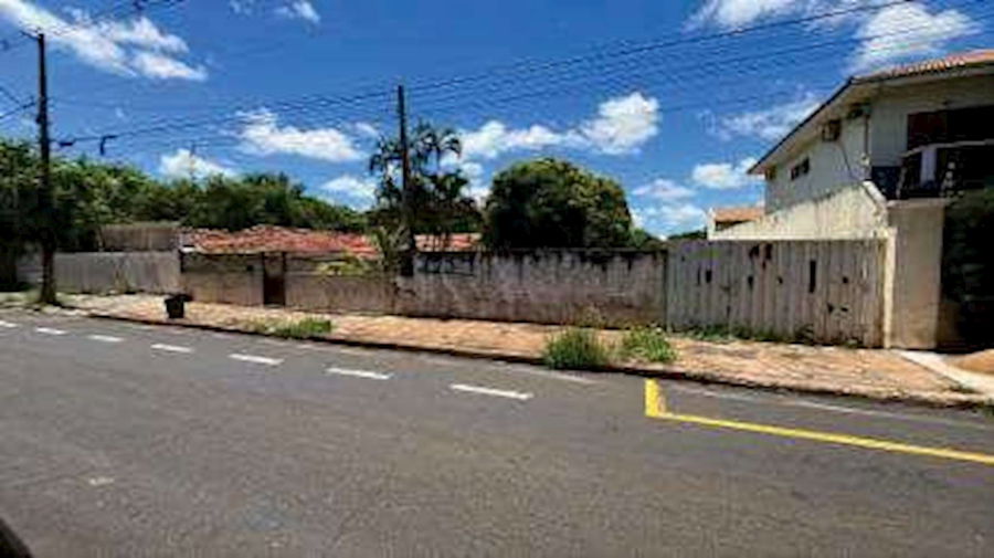 Casa padrão com 59m² construída em terreno de 910m², ocupada