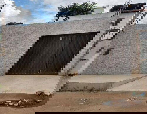 Casa padrão com 3 quartos, 4 banheiros, 2 vagas, ocupada