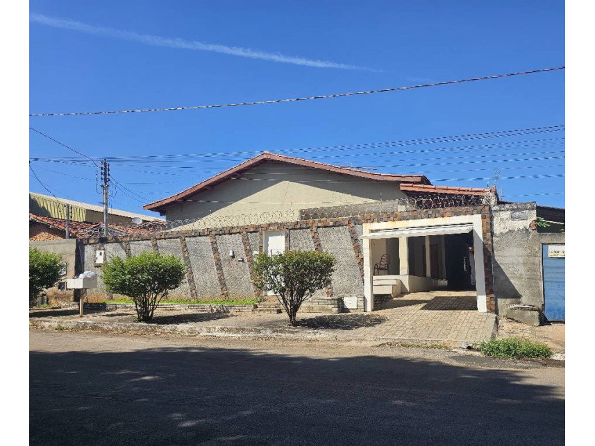Casa ocupada com 380 m² e 1 vaga