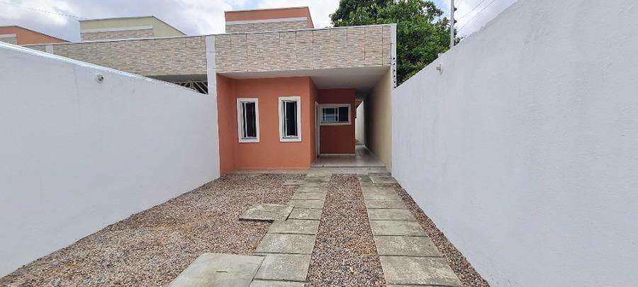 Casa com 3 quartos, 2 banheiros e 1 vaga, área construída 75m²