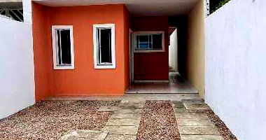 Casa com 3 quartos, 2 banheiros e 1 vaga, área construída 75m²