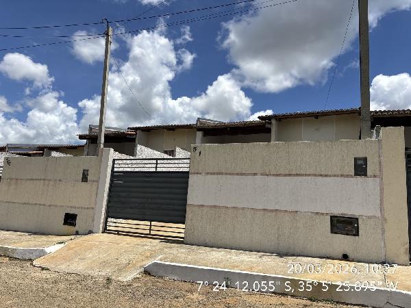 Casa com 2 quartos, 1 banheiro e área de serviço
