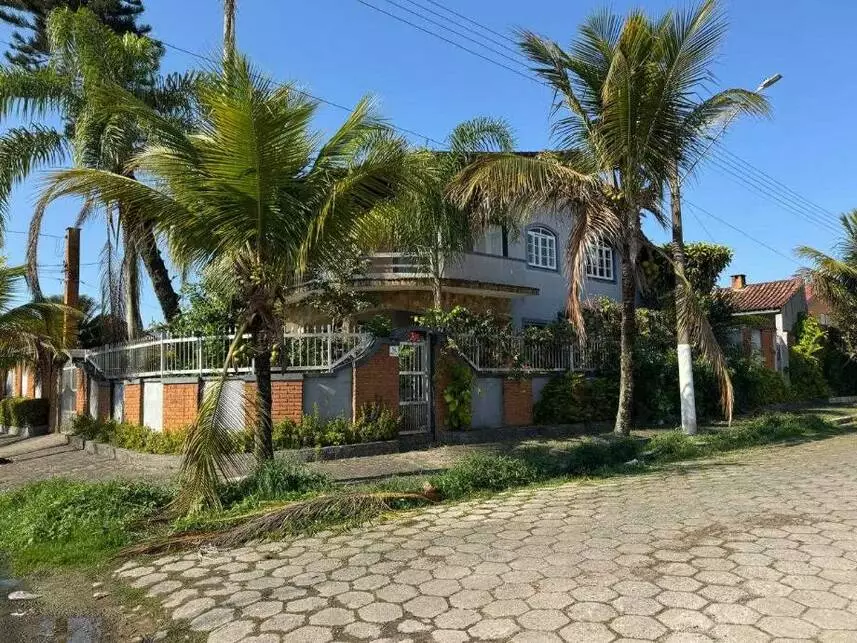 Casa em leilão com 4 quartos e 3 banheiros