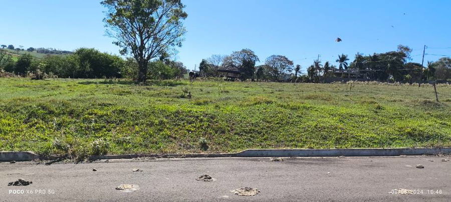 Lote desocupado com 831 m² de terreno