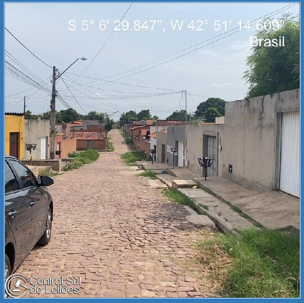 Casa com 3 quartos, varanda e terraço, 69,85m² construídos, ocupada