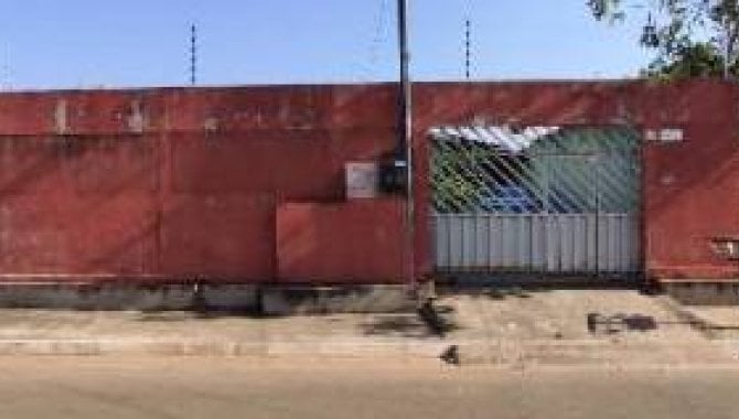 Casa com 3 quartos, 3 banheiros e 3 vagas de garagem