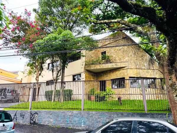 Prédio Comercial com 640m² de terreno, 2 matrículas, 2 pavimentos e anexo