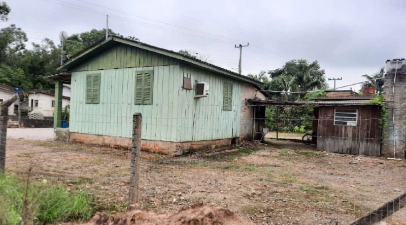 Casa de madeira com barracão em terreno de 384m²