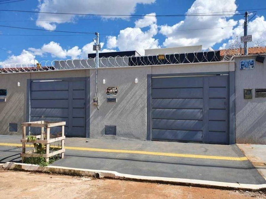 Casa em condomínio com 3 quartos, 2 banheiros e 1 vaga de garagem