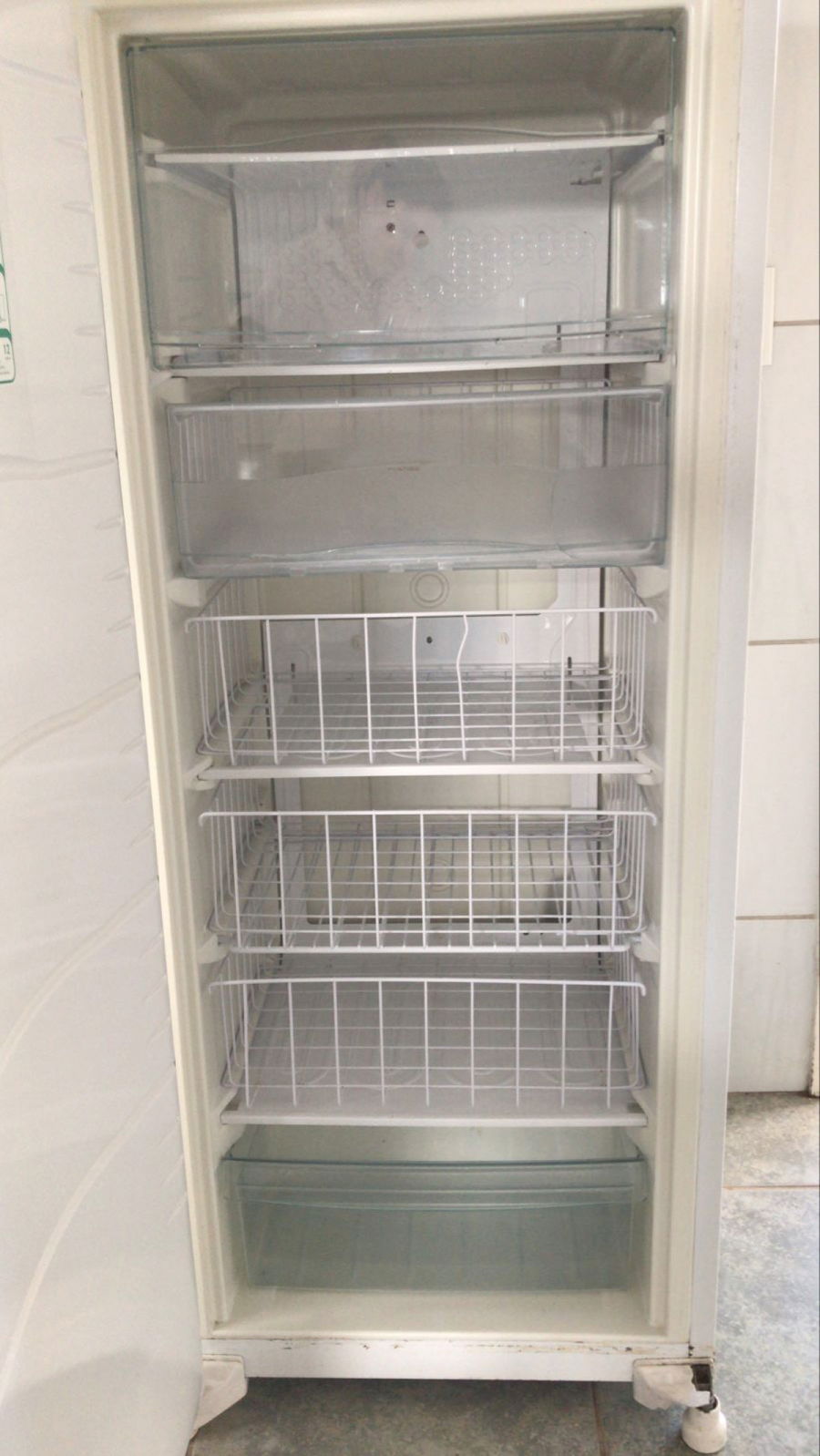Leilão de Televisão e Freezer em Pinhais/PR