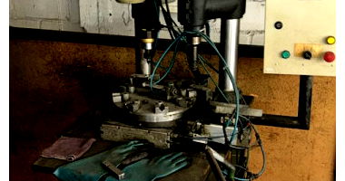 Furadeira e rosqueadeira com mesa redonda