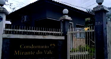 Casa com 3 quartos, 2 banheiros, lavabo, sala e 1 vaga