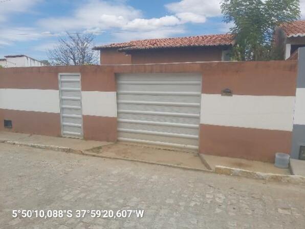 Casa com 3 quartos, 2 banheiros e 1 vaga de garagem