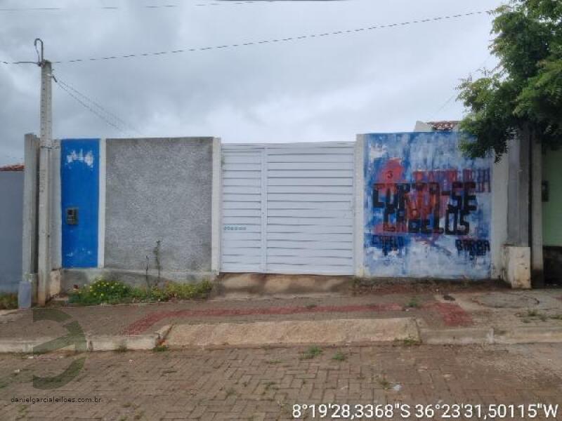 Casa com 2 quartos, banheiro, área de serviço e cozinha, 46,3m² construída