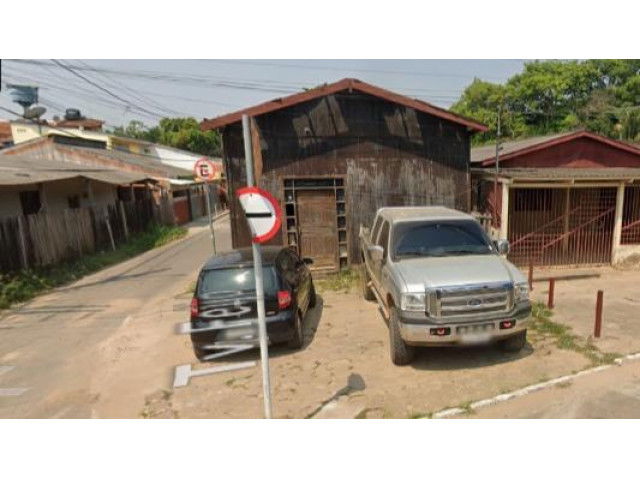 Imóvel Urbano com boa extensão lateral, desocupado