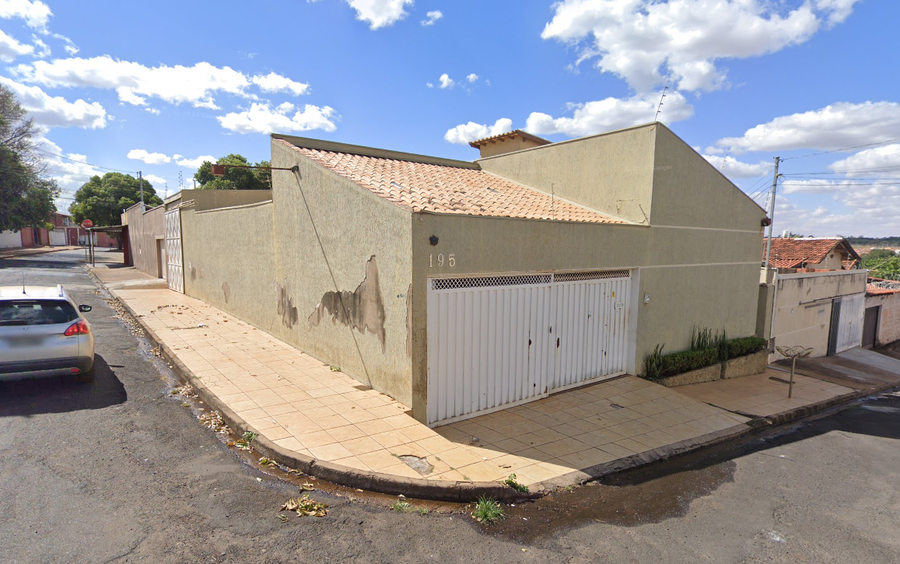 Casa com 4 Quartos, Hidro e Terreno de 252,62m² em Uberaba/MG