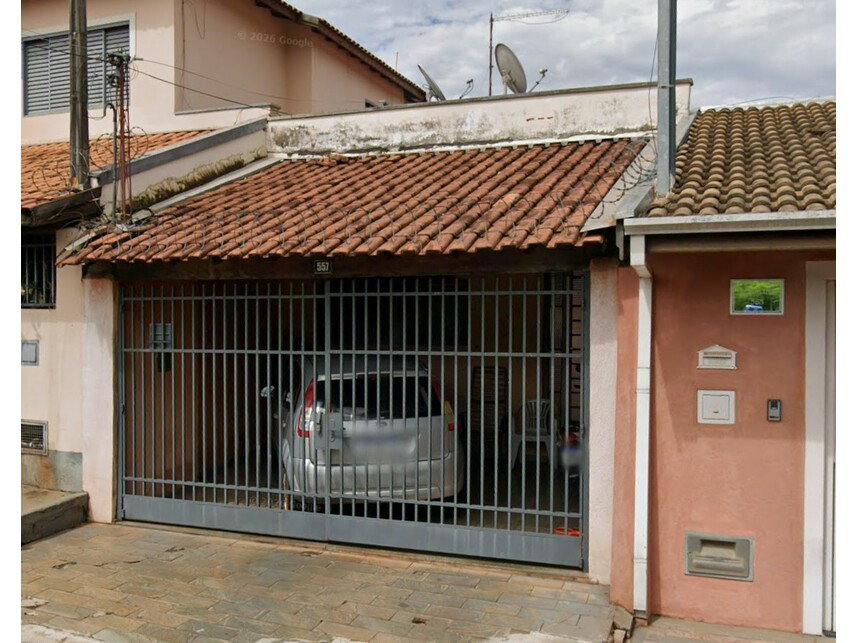 Casa ocupada com 50 m² de área construída