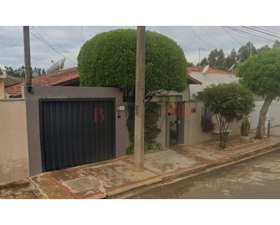Casa Ocupada com 3 Quartos e 2 Banheiros em Vargem Grande do Sul