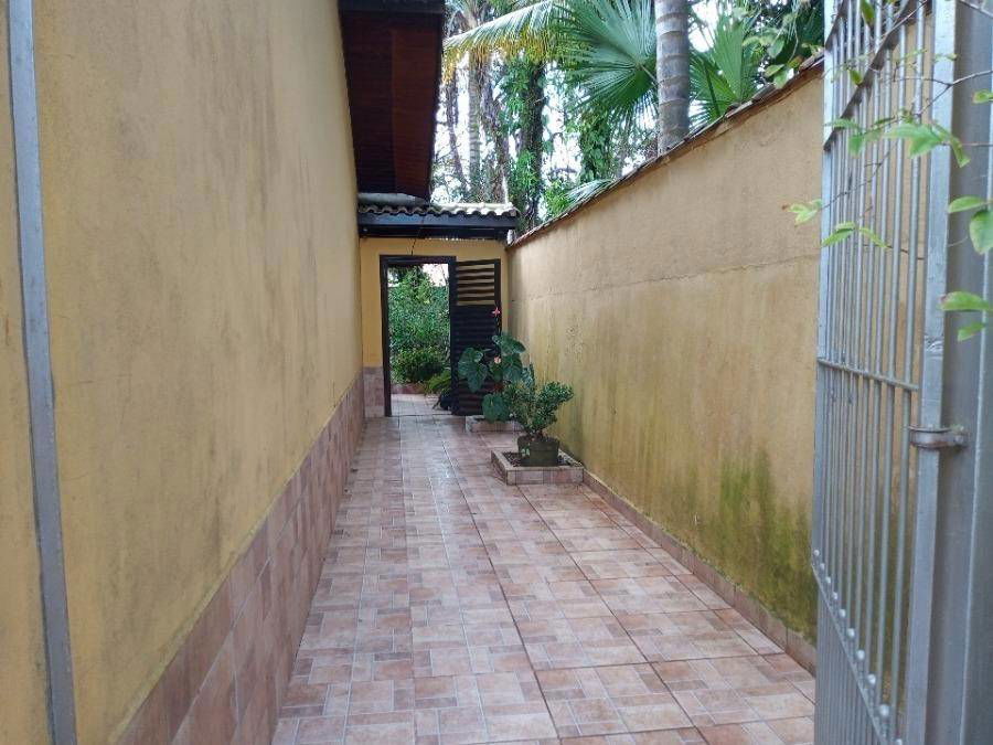 Casa com 3 quartos, 2 banheiros e 138m² construída, ocupada