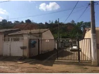 Casa ocupada com 52 m² em condomínio