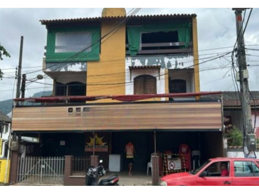 Casa em leilão com 4 quartos e 3 banheiros