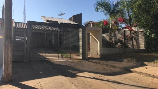 Casa padrão com 3 quartos, 2 banheiros e 1 vaga de garagem, ocupada