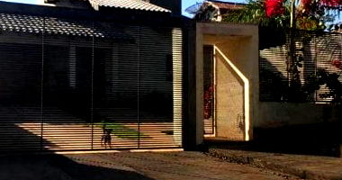 Casa padrão com 3 quartos, 2 banheiros e 1 vaga de garagem, ocupada