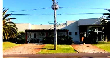 Mansão de Luxo em Condomínio Fechado com 975m²