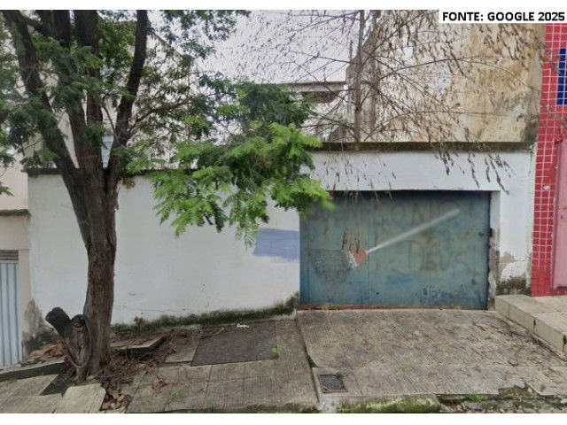 Terreno com edificação desocupada em péssimo estado, 201,60m²