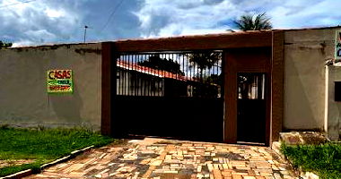 Casa com 2 quartos, varanda e garagem