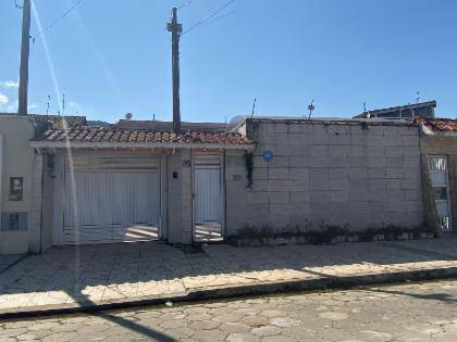 Casa Ocupada com 138m² de Área Construída em Mongaguá/SP