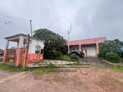 Área de Terras com Pavilhões em Leilão