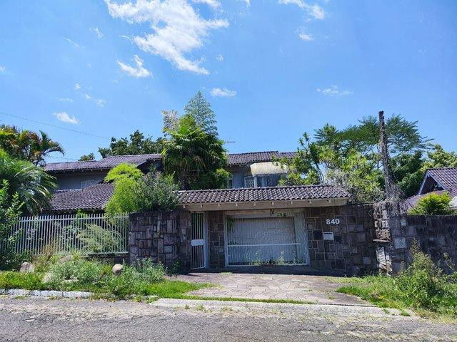 Sobrado amplo 4 quartos, 3 banheiros, 2 vagas, piscina e salão de festas