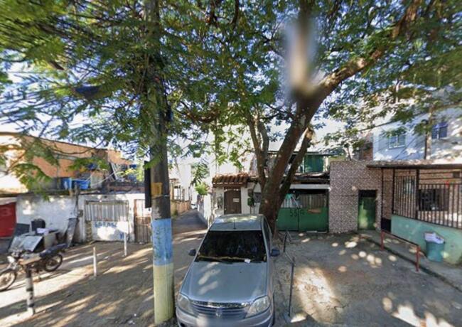 Casa com 3 pavimentos, 2 suítes, sala, cozinha e terraço