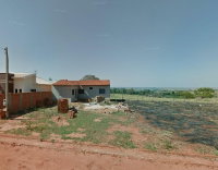 Edícula em terreno de 200m², murada, com portão fechado
