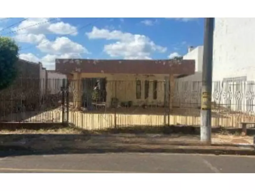 Casa ampla com 336m² construída e terreno de 544m², desocupada
