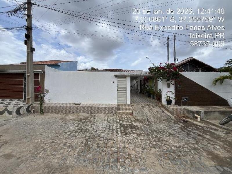Casa com 4 quartos, 2 banheiros e 1 vaga de garagem